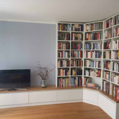 Bücherregal
